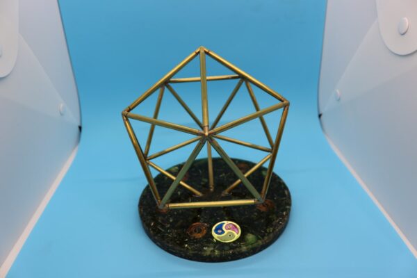 Икосаедър с основа от оргонит размери16/18см основа- 18см